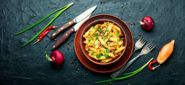 Bir tabak makarna ve kızarmış et. Makarna ve sert et..