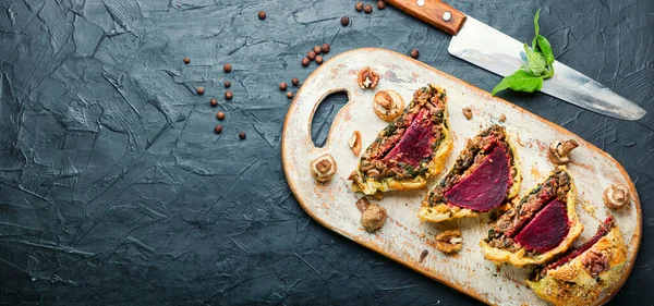 Délicieuse Tarte Aux Betteraves Tranchée Sur Une Planche Cuisine — Photo