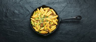 Kızarmış etli makarna tavası..