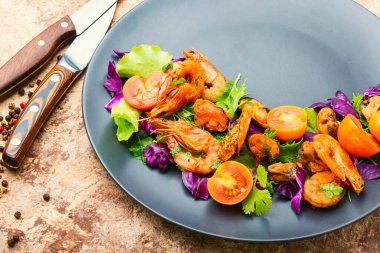 Karides, domates ve marullu lezzetli bir salata. Deniz mahsulü karides salatası.