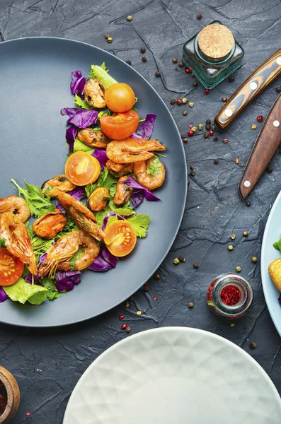 Salada Brilhante Apetitosa Com Camarões Tomate Alface Uma Chapa — Fotografia de Stock