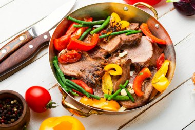 Çan biberli haşlanmış sığır dili. Biftek dili.