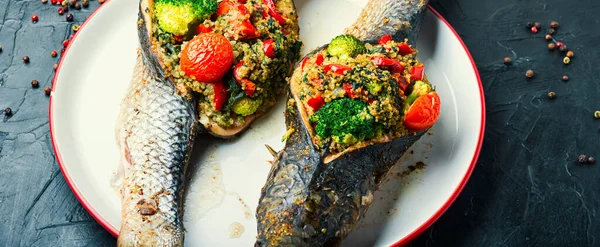 Pește Coapte Fructe Mare Umplut Broccoli Quinoa Roșii — Fotografie, imagine de stoc