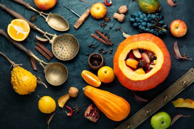 Alkolik içki balkabağında şarap. Geleneksel sonbahar içkileri.