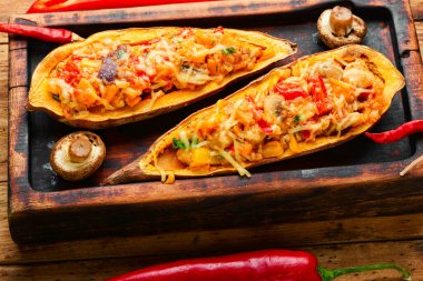 Biberli, kinoalı ve mantarlı fırında patates. Vejetaryen yemeği.