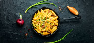 Kızarmış etli makarna tavası. Sovyet halk yemeği.