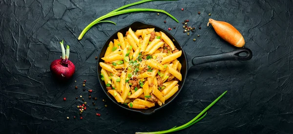 Kızarmış etli makarna tavası. Sovyet halk yemeği.