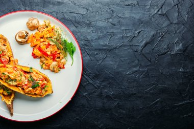 Biber, kinoa ve mantarlı fırında tatlı patates. Vejetaryen yemeği.