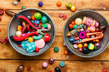 Mücevher yapmak için boncuk, alet ve aksesuarlar. El işi, boncuklar.