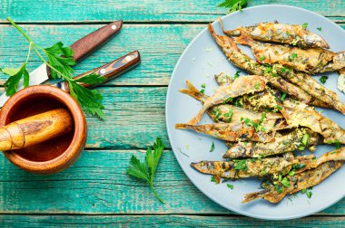 Kızarmış kapelinli balık, otlu ve limonlu. Balık yemeği.