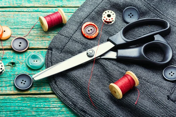 缝纫线 纽扣和针织物配套件 缝纫和针织物配套件 — 图库照片