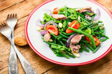 Dana dilli diyet salatası, kuşkonmaz fasulyesi, domates, bitki ve badem..