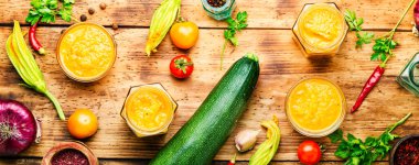 Kabak sebze yaz atıştırması. Cam kavanozda nefis kabak havyarı. Konserve sebze konservesi.