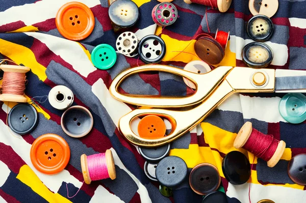 缝纫线 纽扣和针织物配套件 缝纫和针织物配套件 — 图库照片