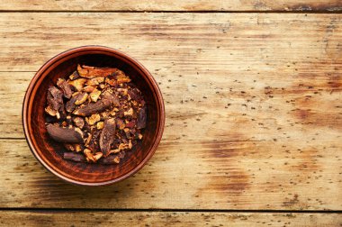 Root ve Rhizomes Rubia tinctorum bitkisel ilaçlarda. Boşluğu kopyala