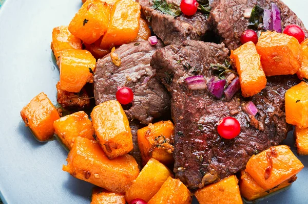 Filetes Res Cocidos Con Trozos Calabaza Carne Ternera Con Salsa — Foto de Stock