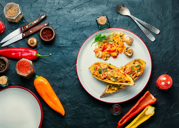 Ñame Horno Con Pimientos Quinua Champiñones Mitades Batata Rellenas Verduras — Foto de Stock