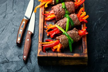 Doldurulmuş dolma biberli leziz biftekler.