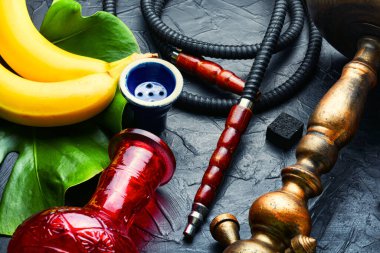 Muz aromalı Türk nargile tütünü içmek