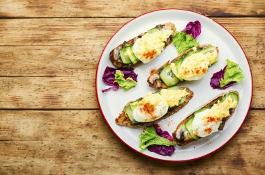 Haşlanmış yumurta, salatalık ve mantar. Yumurtalı leziz bir kahvaltı.