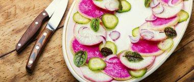 Yaz salatası, turp ve sorre. Taze bahar salatası.