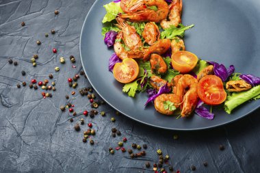 Karidesli, domatesli ve marullu iştah açıcı salata..