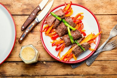 Biberle doldurulmuş lezzetli etli börekler.