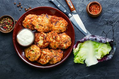 Ev yapımı lahana pirzolası. Masada lezzetli sebze pirzolası var..