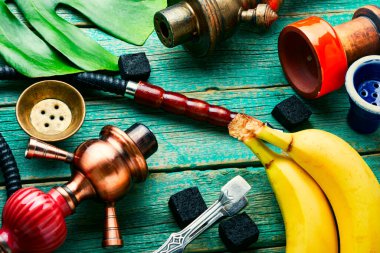 Gevşemek için muz aromalı nargile. Muz shisha tütünü. Doğu shisha