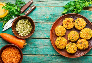 Diyet vejetaryen mercimek ve havuçlu pirzola. Diyet yemek. Tahta kırsal masada sebzeli pirzola..