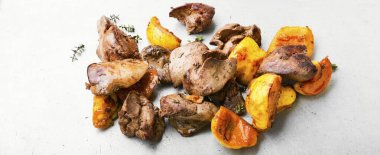 Lezzetli kızarmış ciğer ve ayva parçaları tabakta.