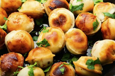 Kızarmış tavayla lezzetli pelmen. Kızarmış hamur köftesi.