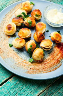 Kızarmış pelmenli tabak. Kızarmış hamur köftesi. Rus pelmeni ya da etli börek.