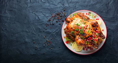 Nar ile pişirilmiş tavuk. İştah açıcı et.