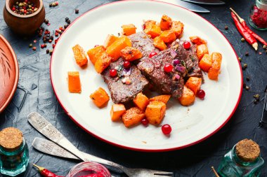 Balkabağı ve kızılcık soslu dana eti.