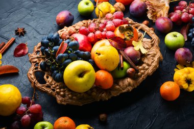 Meyveler, üzümler ve fındıklar. Mevsim meyveleriyle dolu sakin bir hayat.