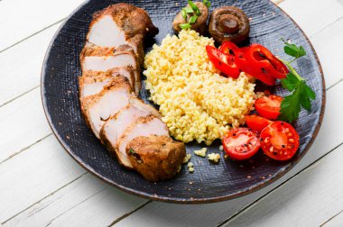 Bulgur lapası ve sebzeli biftek.