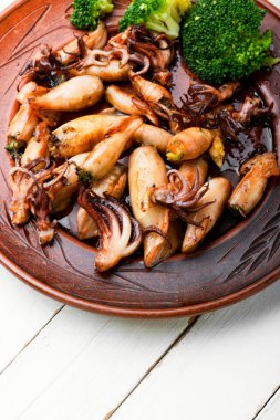 Brokoli ile doldurulmuş kalamar. Lezzetli kızarmış kalamar.