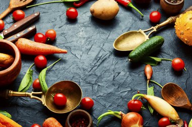 Mutfak masasında taze çiğ sebzeler. Sağlıklı beslenme. Vejetaryen yemekleri ve diyet yemekleri.