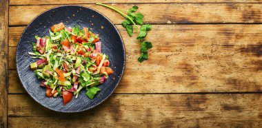 Sebzeli ve otlu bahar salatası. Vitamin salatası..