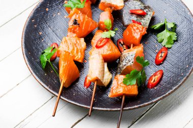 Şişte kurutulmuş tuzlanmış somon parçaları. Tuzlu kırmızı balık.