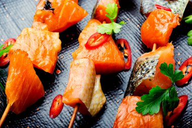 Şişte kurutulmuş tuzlanmış somon parçaları. Tuzlu kırmızı balık.