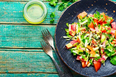 Sebzeli ve otlu bahar salatası. Vitamin salatası..