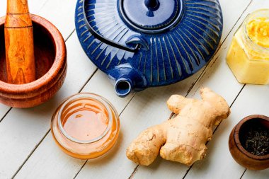 Zencefil özlü çay, limon ve bal. Zencefilli çay malzemeleri.