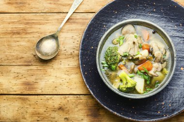 Mantarlı ve brokolili diyet sebze çorbası