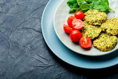 Pişmiş diyet kabak pirzolası. Sebze pirzolası. Sağlıklı beslenme ve vejetaryen yemeği.