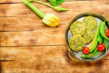 İştah açıcı diyet kabak pirzolası. Kabaktan diyet sebze pirzolası.