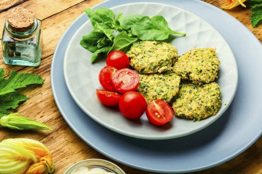 Pişmiş diyet kabak pirzolası. Sebze pirzolası. Sağlıklı beslenme ve vejetaryen yemeği.