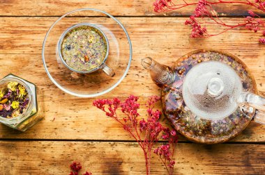 Cam çaydanlıkta güzel kokulu çiçek çayı