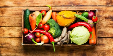 Ahşap zeminde büyük taze sebzeler. Sağlıklı beslenme kavramı. Taze yiyecek.